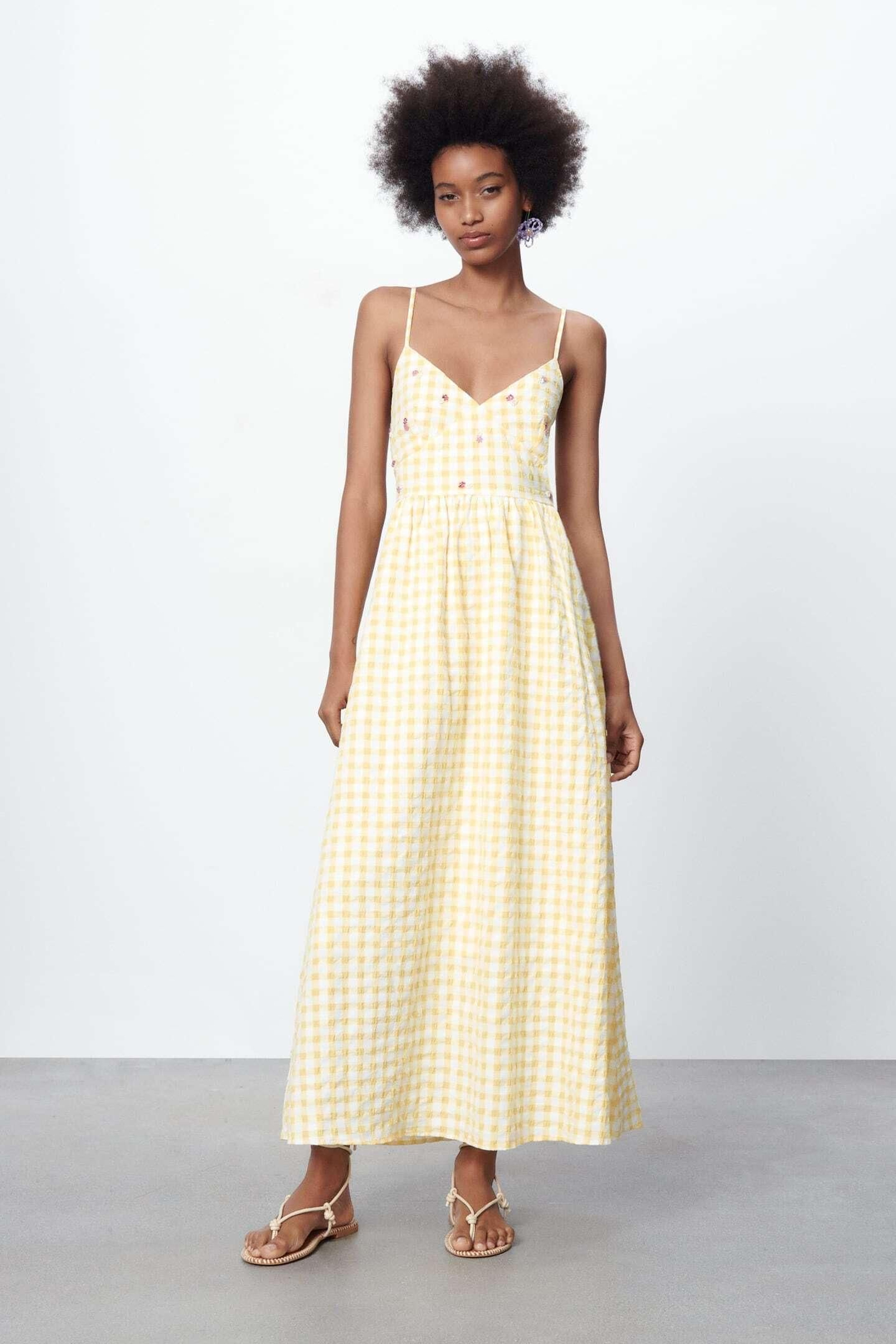 El vestido de verano de cuadros vichy de Zara. El vestido de verano de cuadros vichy de Zara.