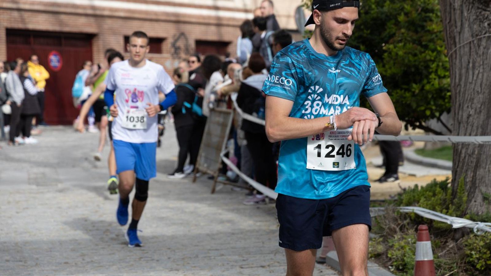 Más de 2.100 participantes corren para promover la salud en Jaén, en imágenes (1)