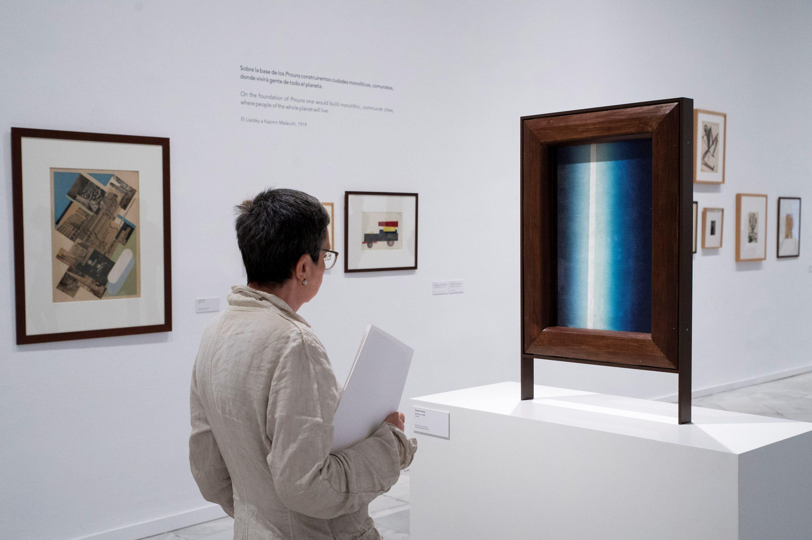 Espectadora en el Reina Sofía de Madrid.