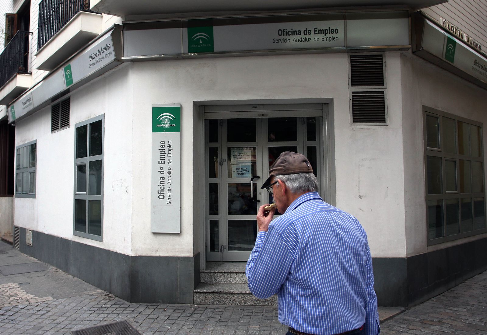 Fachada de una oficina de empleo en Sevilla.