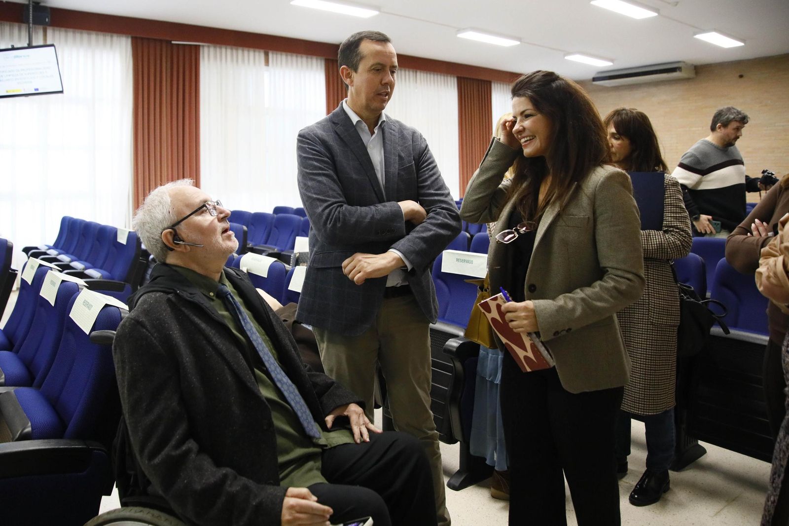 Imágenes de la enterga de certificado de profesionalidad de limpieza de superficies y mobiliarios de VerdiBlanca en la Universidad de Almería