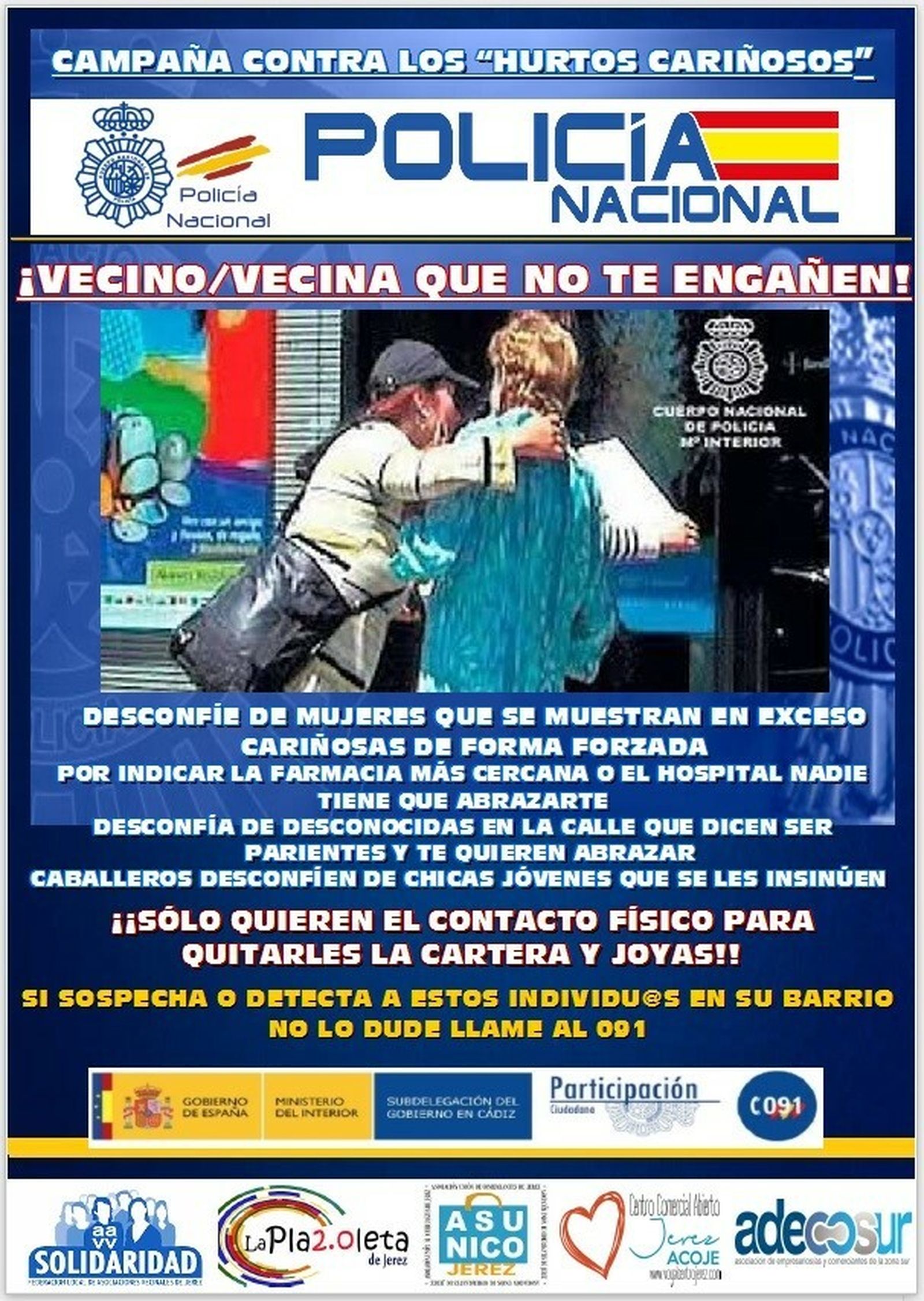 Una mujer intenta robar a otra mediante la técnica del "hurto cariñoso".