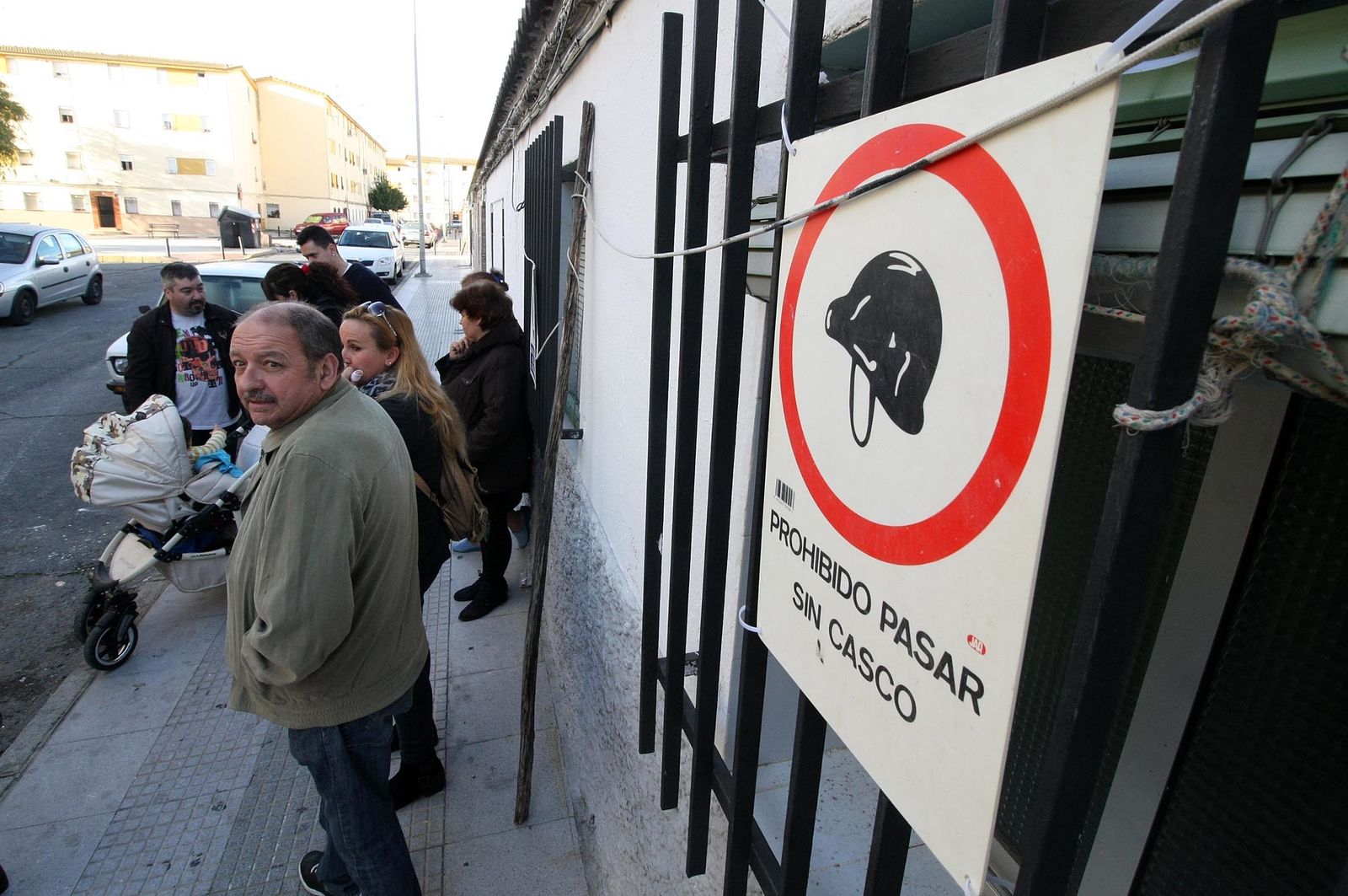 La visita del alcalde a las obras de rehabilitación de las viviendas de Pérez Cubillas, en imágenes