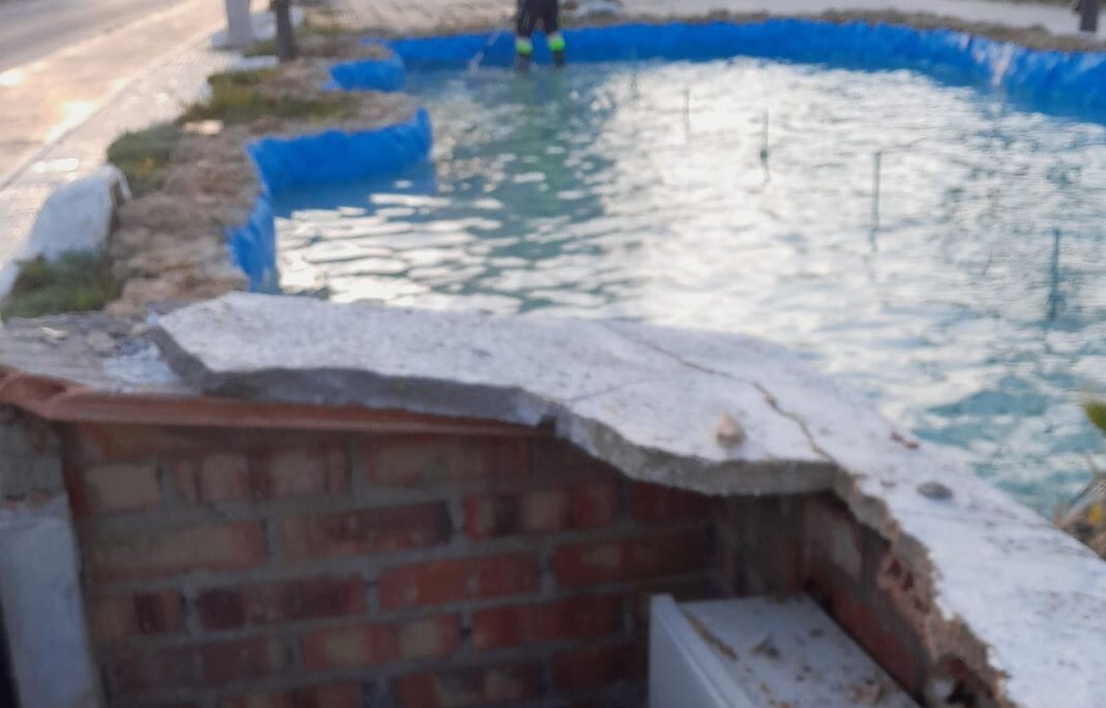 Una imagen de los destrozos en la fuente del paseo marítimo de La Puntilla.