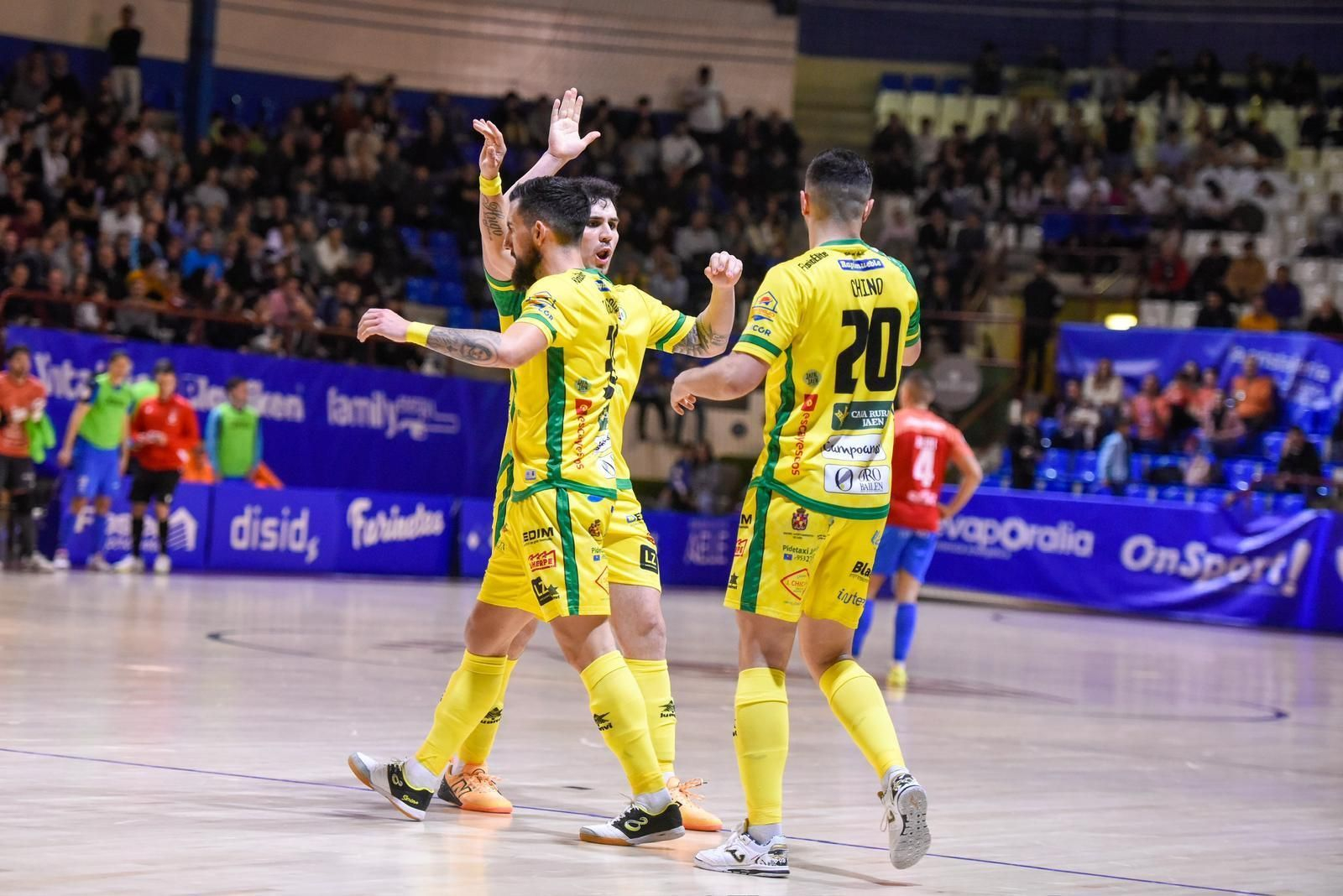 Mati Rosa, Taborda y Chino celebran uno de los goles amarillos.