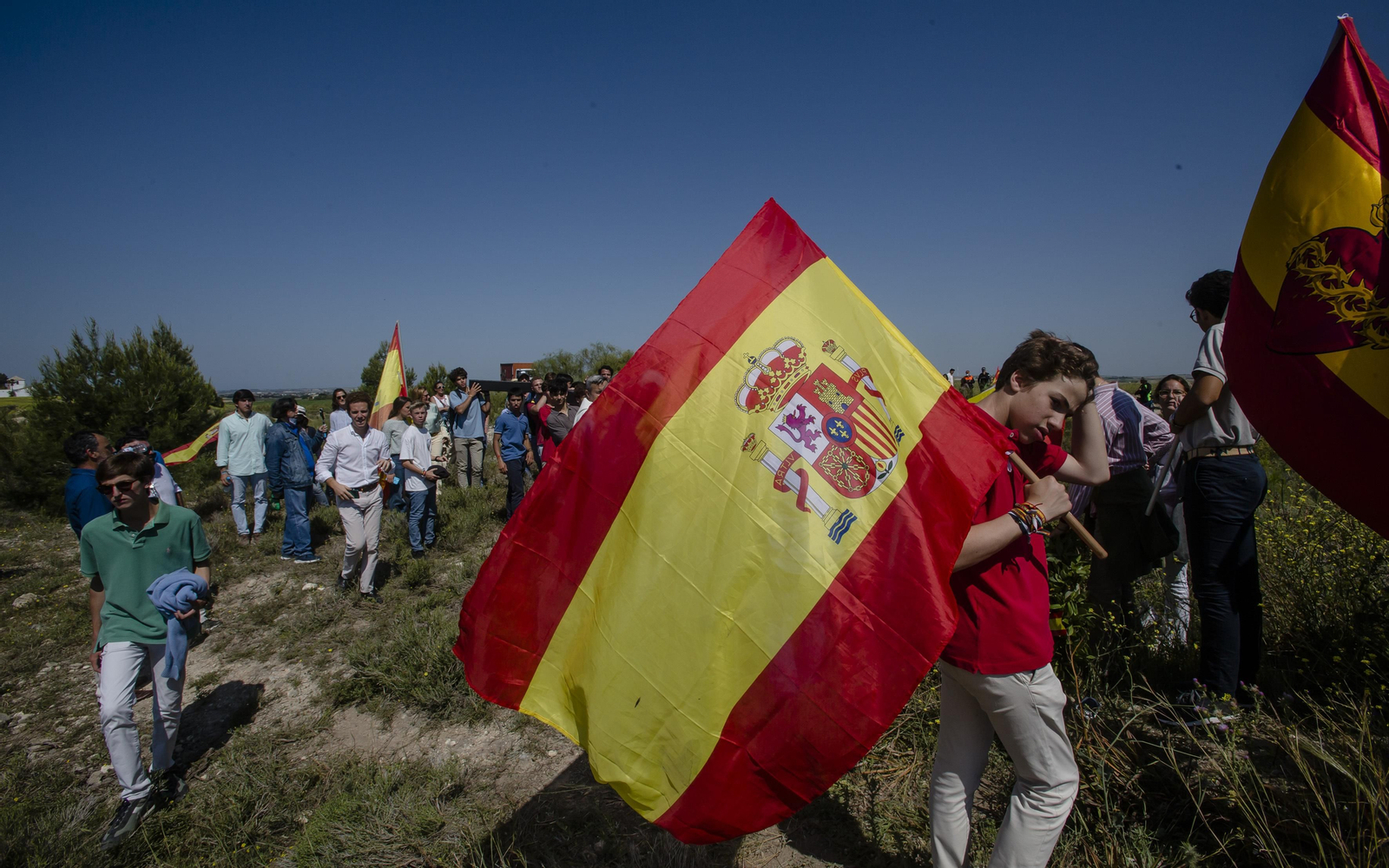 Imágenes del izado de la gran cruz de hierro del Camino de Santiago en la sierra de San Cristóbal