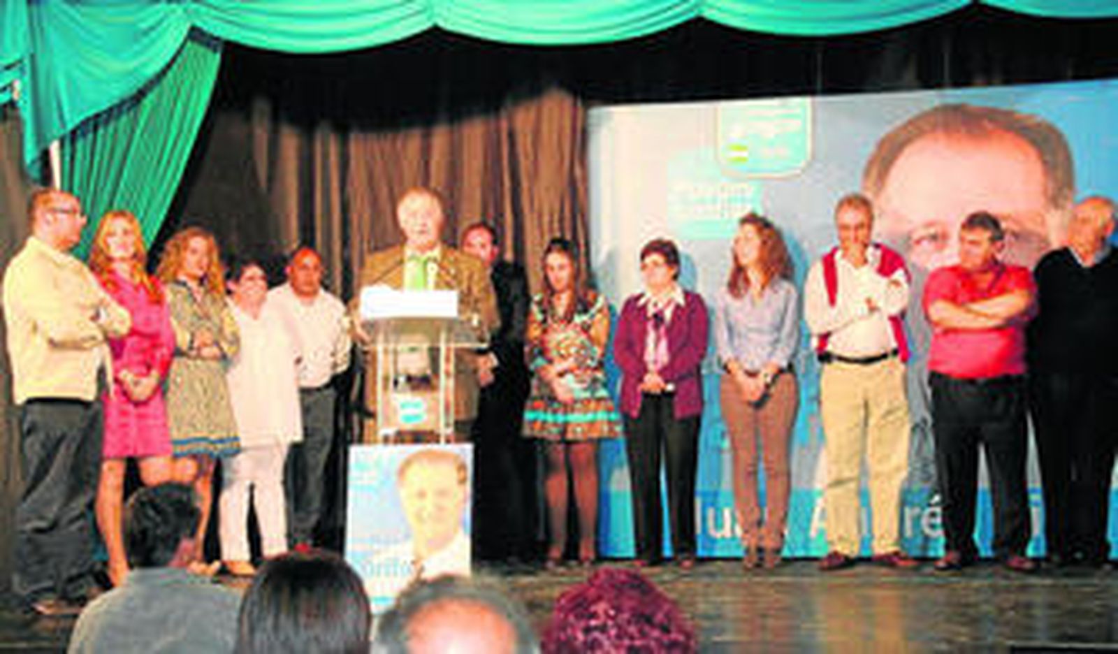 Juan Andrés Gil con parte de los integrantes de la candidatura electoral durante la presentación de la lista.