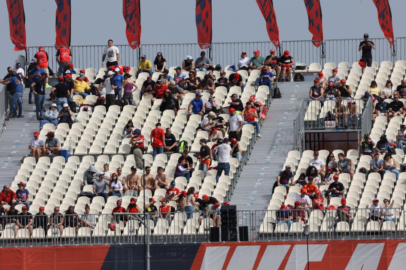 Ambiente del viernes en las gradas del Circuito de Jerez - Ángel Nieto