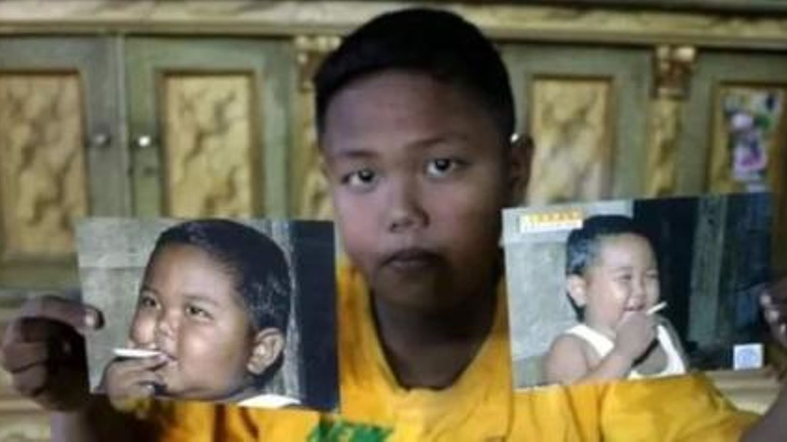 El niño muestra dos fotos suyas con cigarrillos