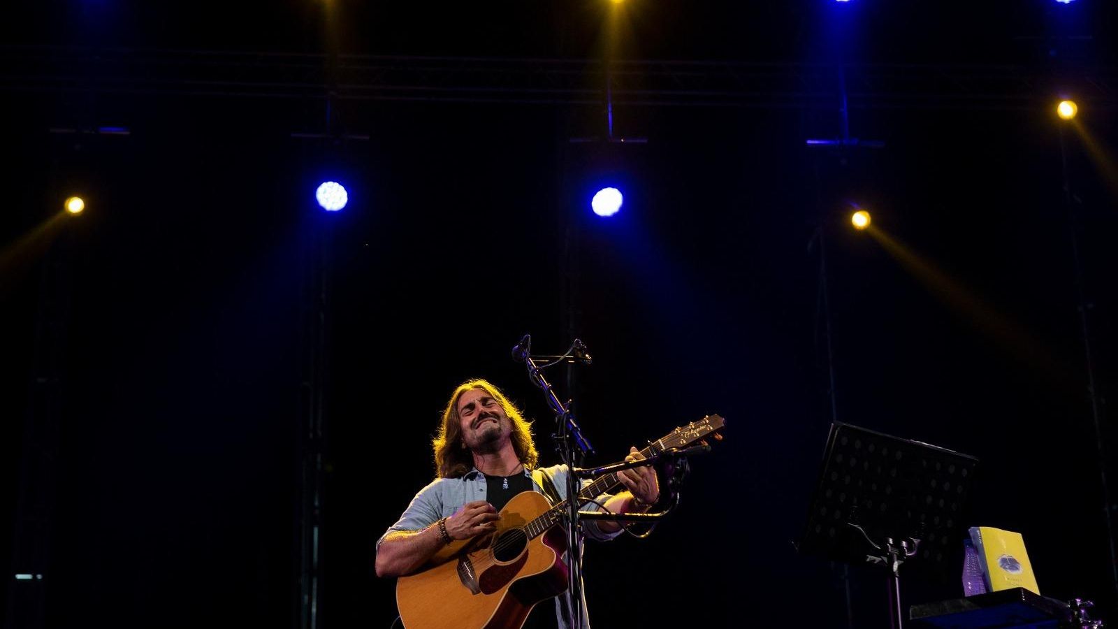 Un momento del concierto de Andrés Suárez en San Fernando.