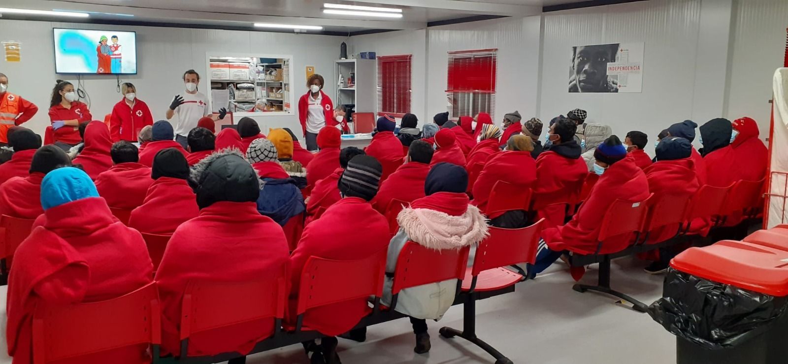 Cruz Roja atiende a 69 migrantes de tres pateras en Almería