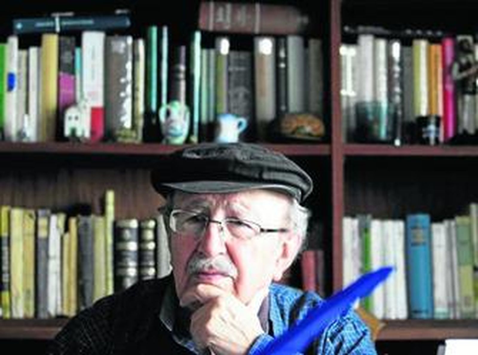 El autor rodeado de sus libros