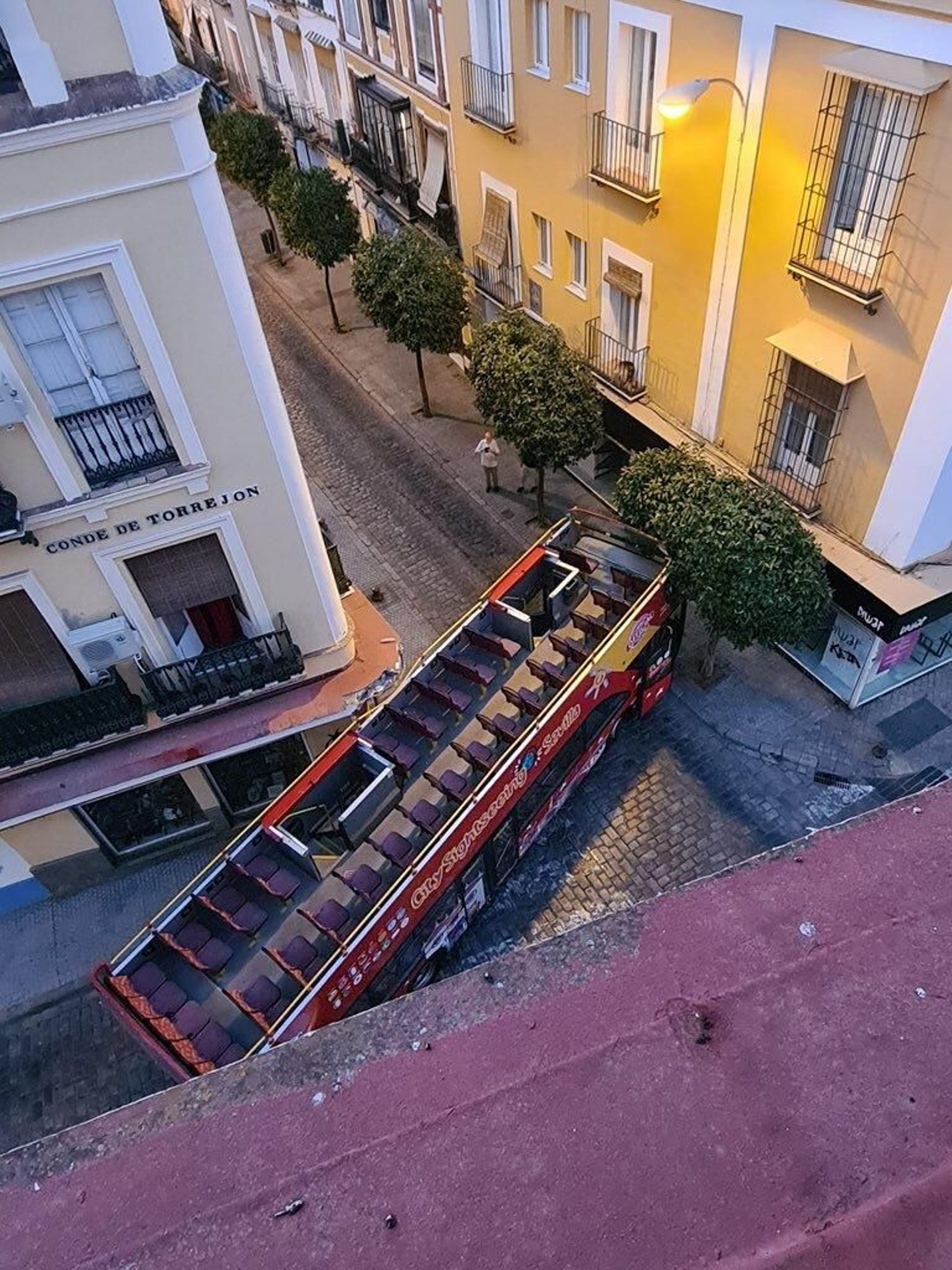 El autobús, cruzado en mitad de la calle.