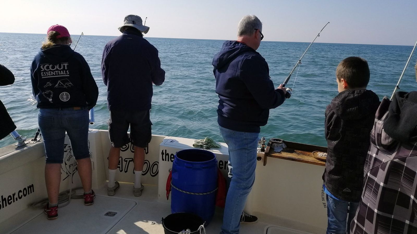 Varios clientes practicando pesca desde embarcación fondeada en el 'Isla Tattoo'