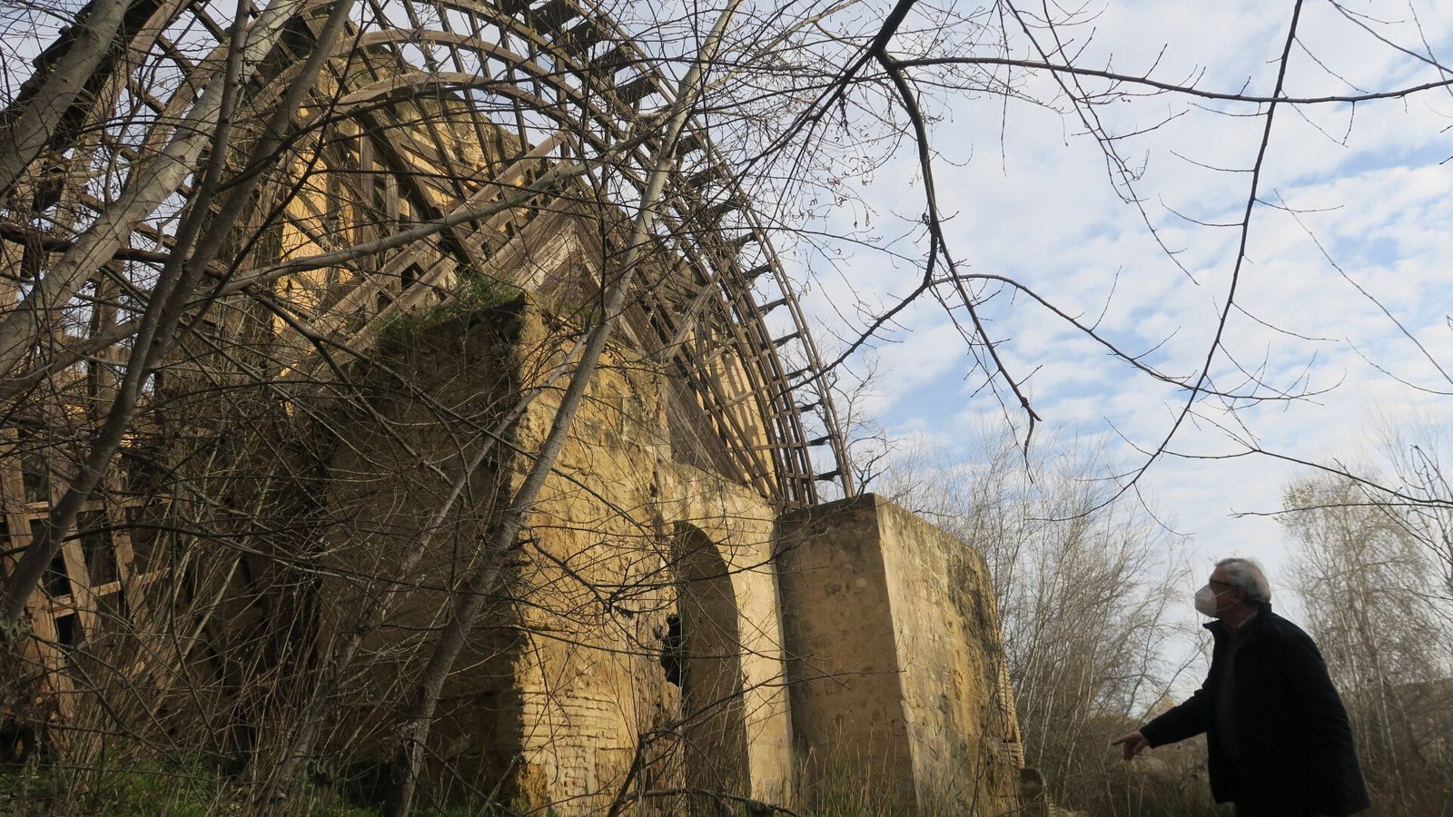 El concejal socialista José Rojas junto a la noria de La Albolafia