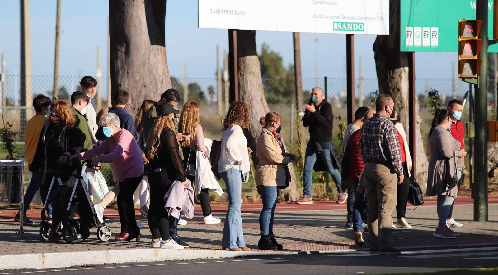 El buen tiempo del sábado llena de onubenses el Paseo de la Ría