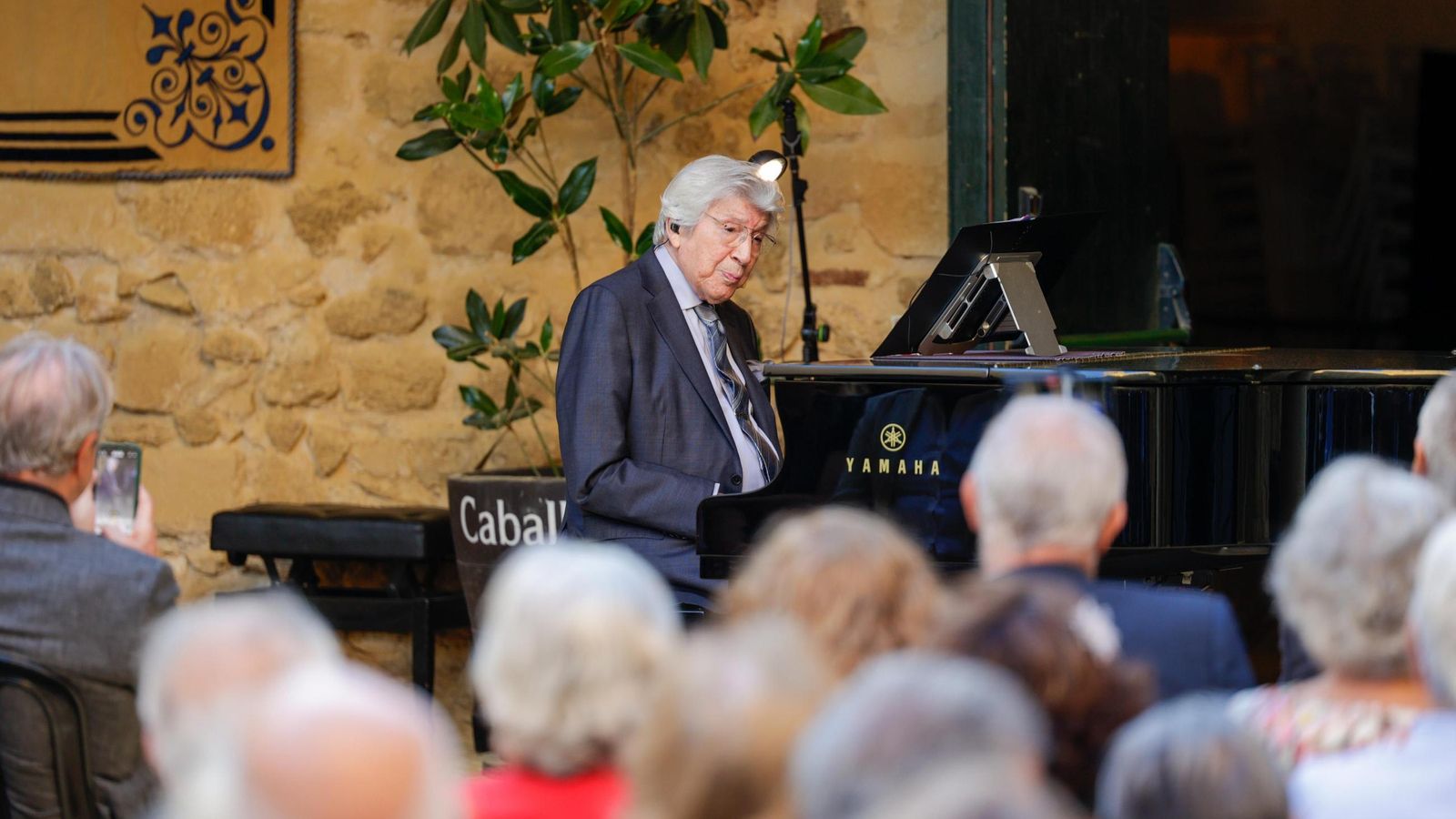 Manuel Alejandro, sentado al piano en el patio del Castillo de San Marcos.