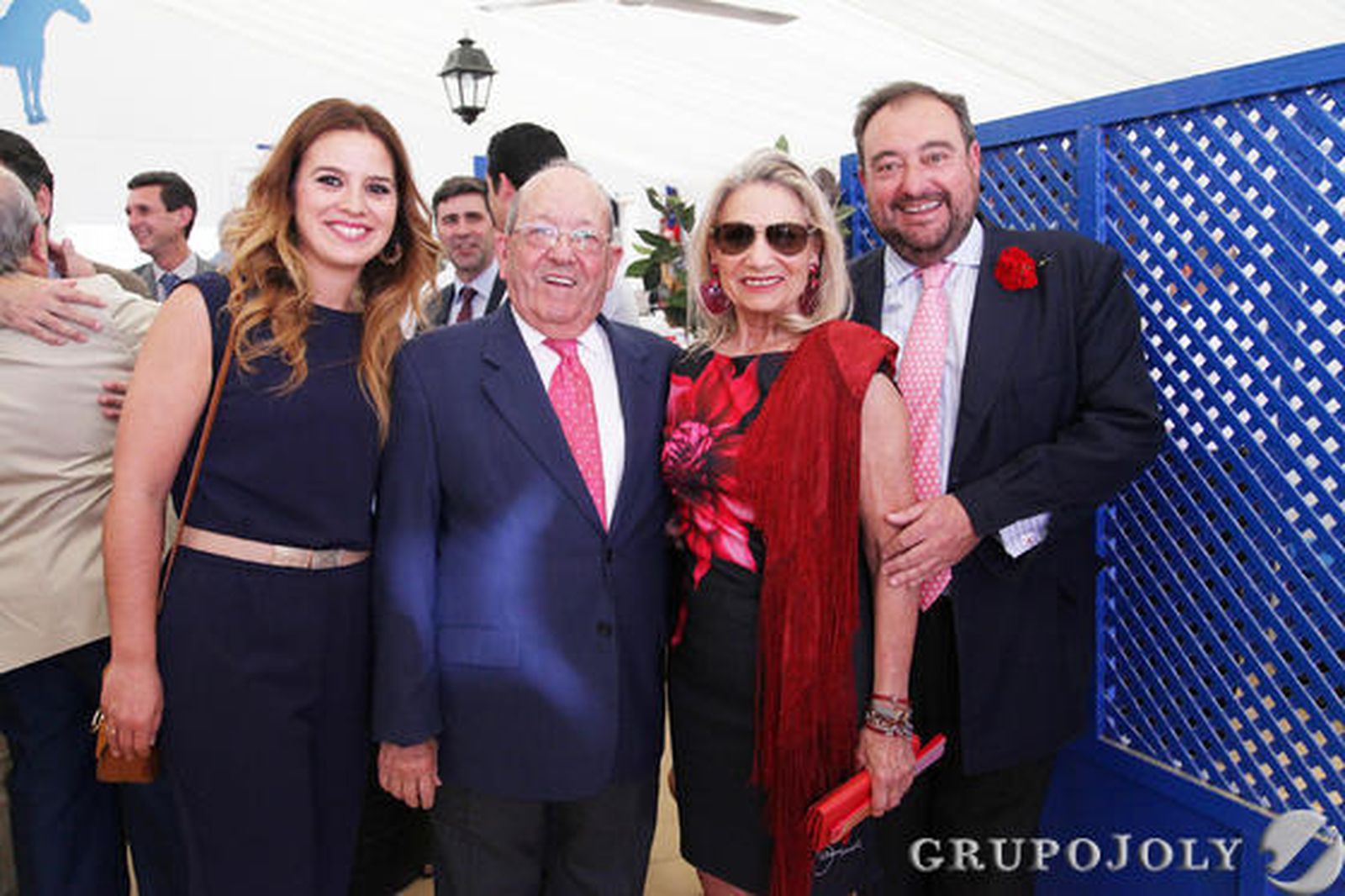 Álvaro Osborne Tosar y Ana Gutiérrez Diosdado, junto al director general del Grupo Joly, Tomás Valiente, y la comercial de Diario de Jerez, Marisa López.

Foto: Vanesa Lobo