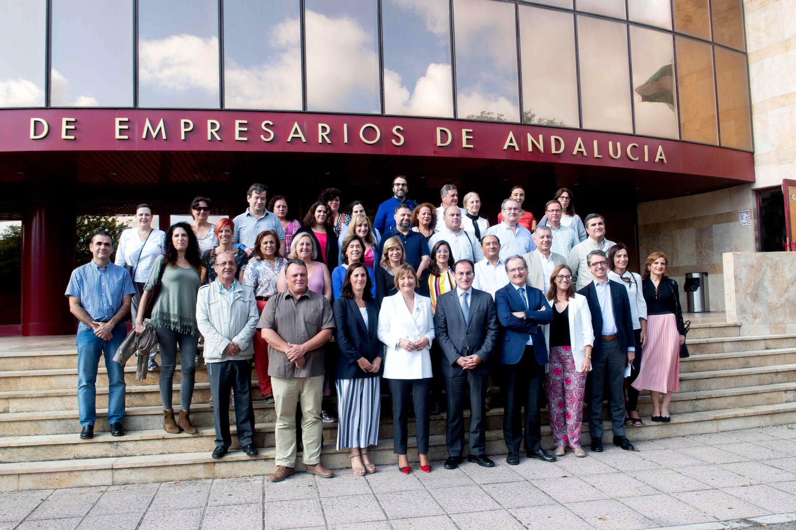 Foto de grupo de representantes de la CEA y Caixabank y participantes del curso