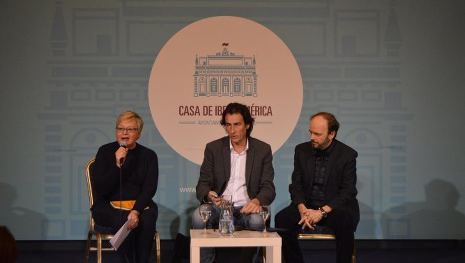 José Berasaluce durante la presentación de su libro 'El engaño de la gastronomía española',  junto a Leonor Acosta y Francisco Vázquez, en la Casa de Iberoamérica.