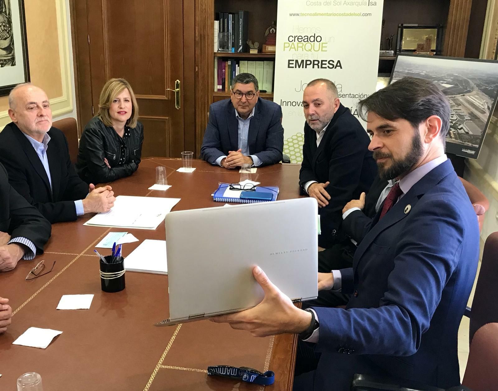 Firma de la reserva de suelo en el Ayuntamiento de Vélez-Málaga.