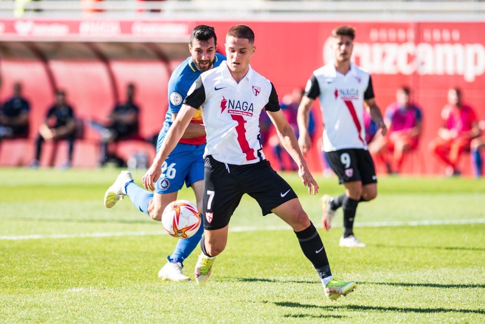 Nacho Quintana protege el balón ante Pastor.