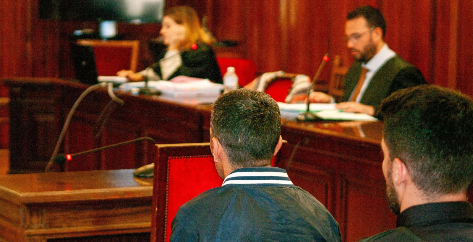 Fernando Jesús L.G., durante la primera sesión del juicio. Al fondo, la fiscal y su abogado defensor.