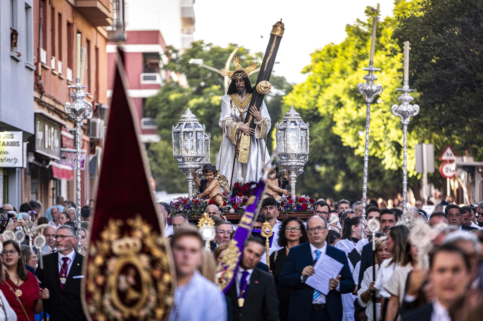 Las imágenes de la histórica visita del Nazareno de Santa María al hospital Puerta del Mar de Cádiz