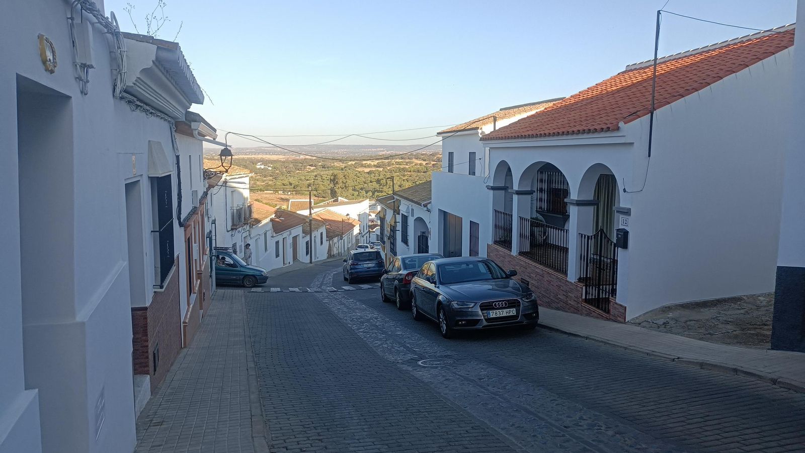 Dejamos Castilblanco de los Arroyos bajando por una cuesta.