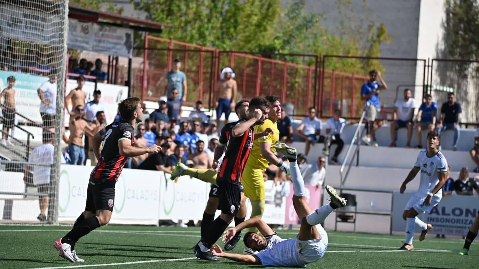 Diego Domínguez reclama penalti de Moya en una acción del primer tiempo. Diego Domínguez reclama penalti de Moya en una acción del primer tiempo.