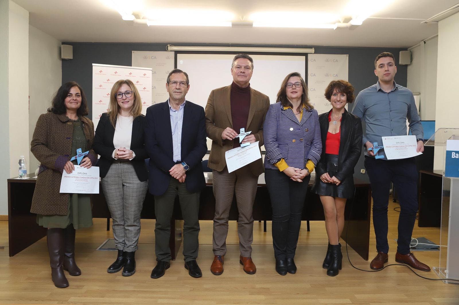 Foto de familia de premiados y responsables de Cepsa y la UCA.