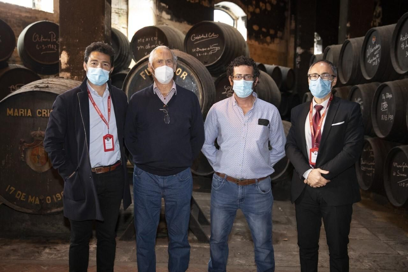 Manuel Tarrío Cudet y Manuel Tarrío Cordero, escoltados por el director general de Fundador, Rafael Rendón, y el director de Recursos Humanos, Antonio Rivas.posan en Bodegas Fundador junto al director general, Rafael Rendón