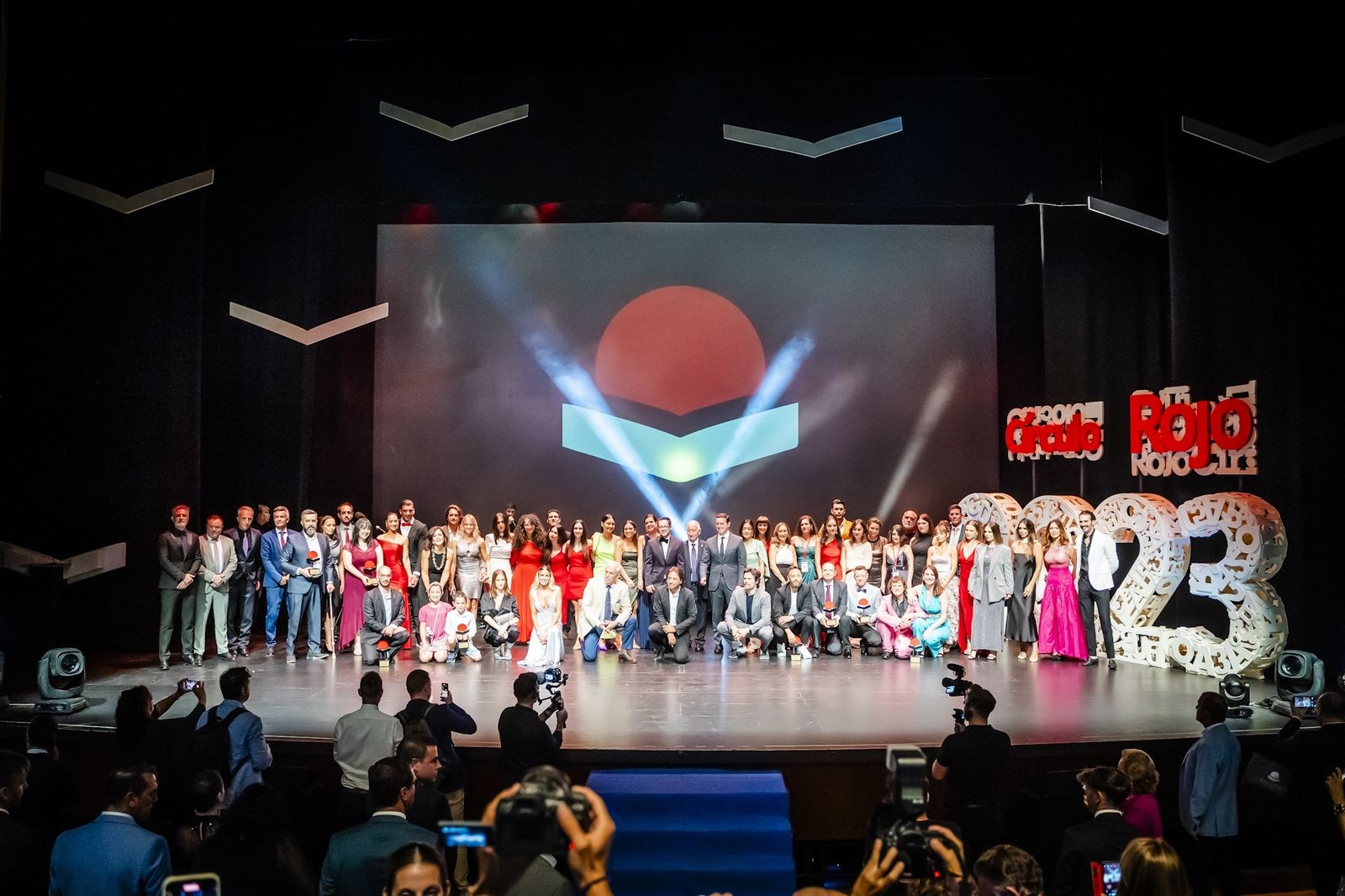 Foto con los premiados, presentadores y autoridades al final de la gala.