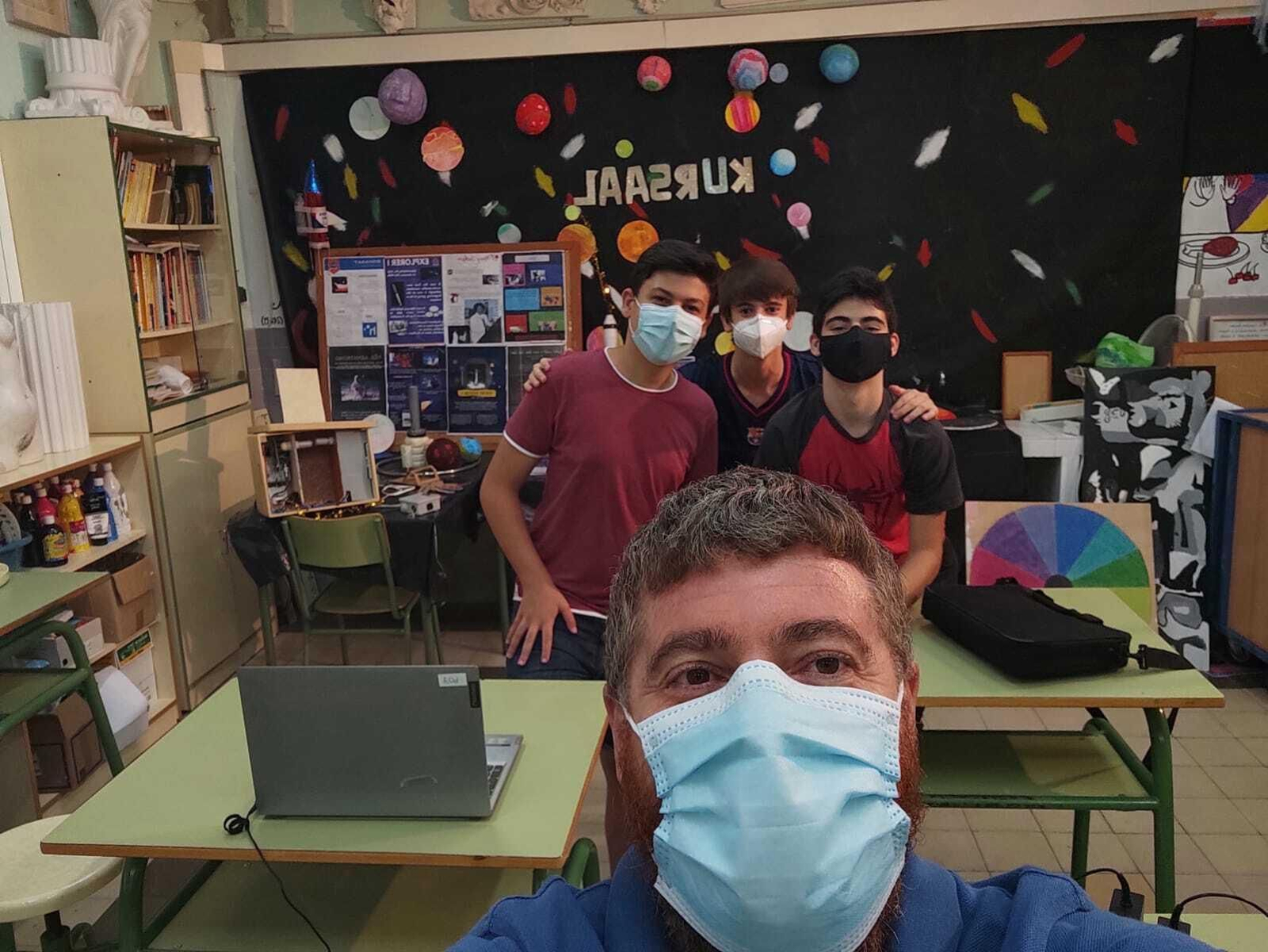 El profesor y los alumnos premiados.