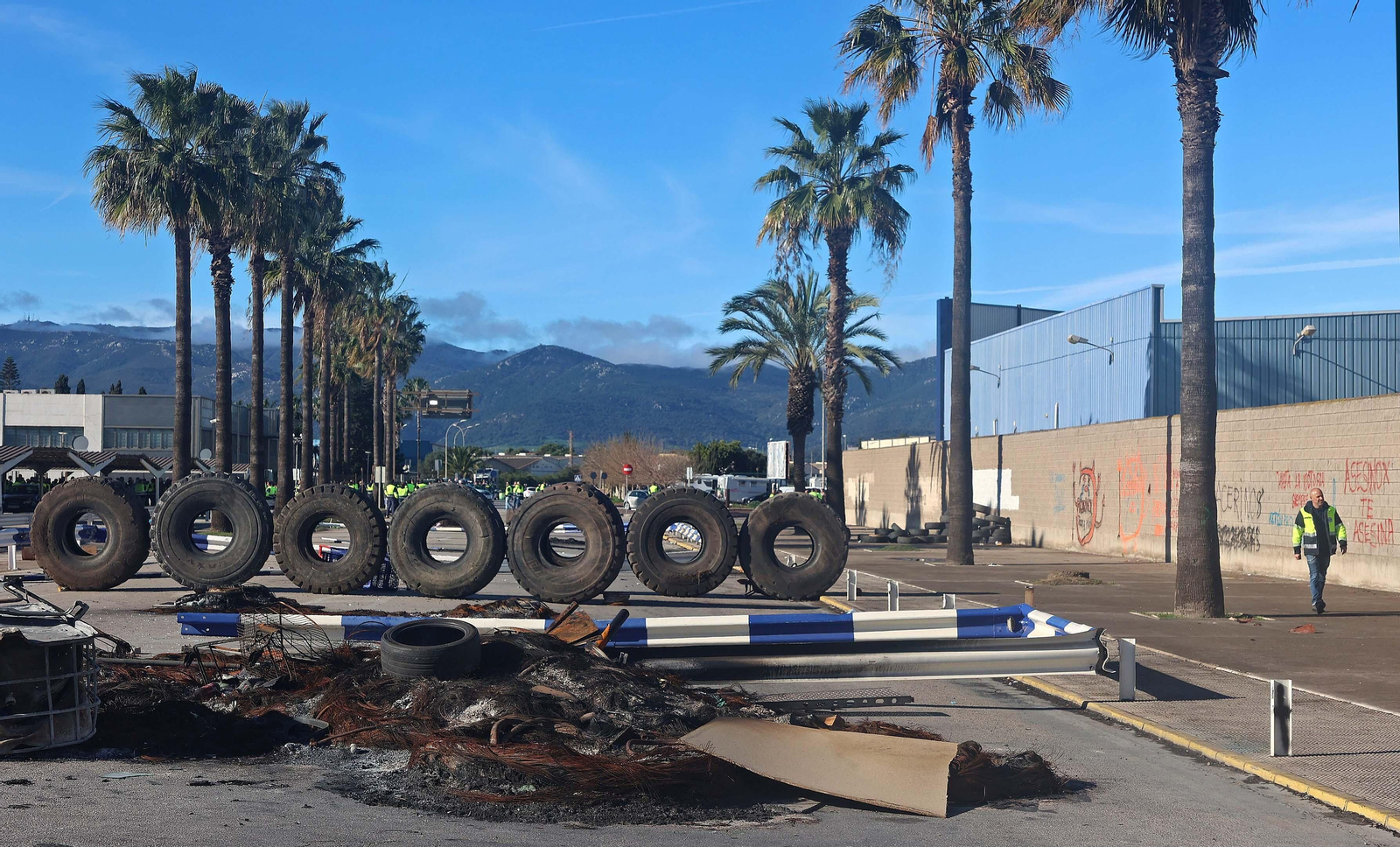 Imágenes del corte de la A7 por los trabajadores de Acerinox en huelga