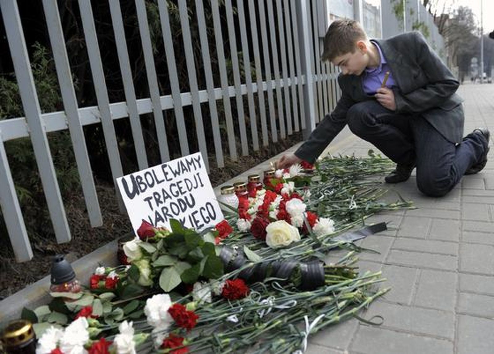 El presidente de Polonia, Lech Kaczynski, y otras 95 personas, entre ellos más de una veintena de altor cargos políticos y militares, mueren en un accidente aéreo. / Reuters