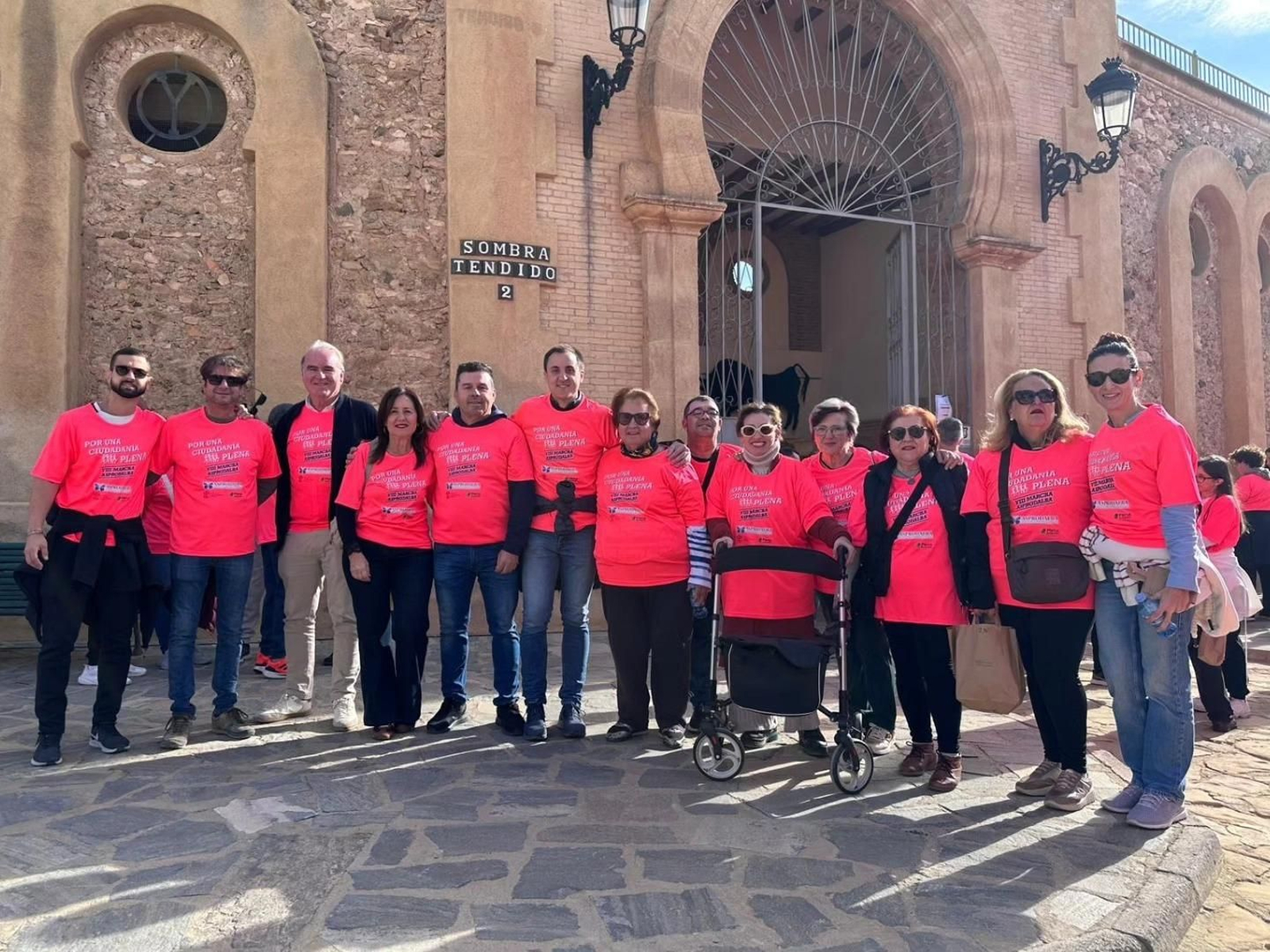 El alcalde y varios concejales con usuarios de Asprodalba antes de iniciar la marcha.
