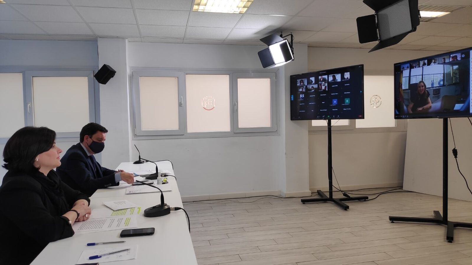 Virginia Pérez, junto al secretario del PP de Sevilla, Juan de la Rosa, en la junta directiva telemática en la que se acordó celebrar el congreso el 27 de marzo.