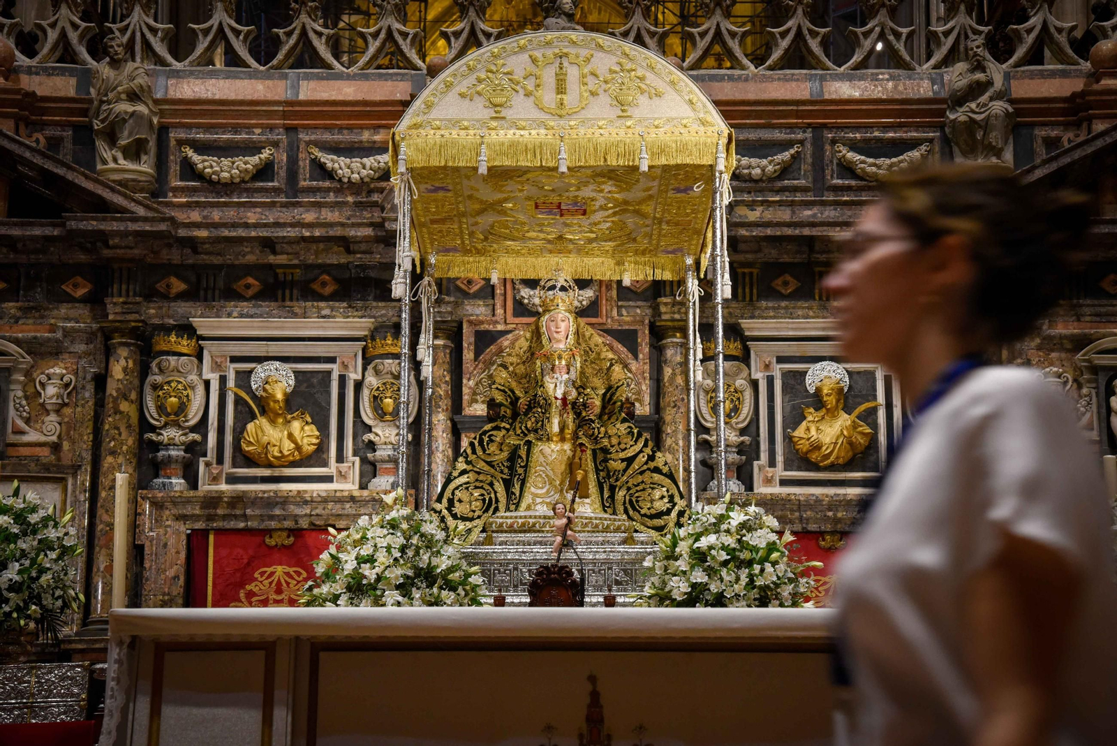 La Virgen de los Reyes, ya dispuesta para la procesión