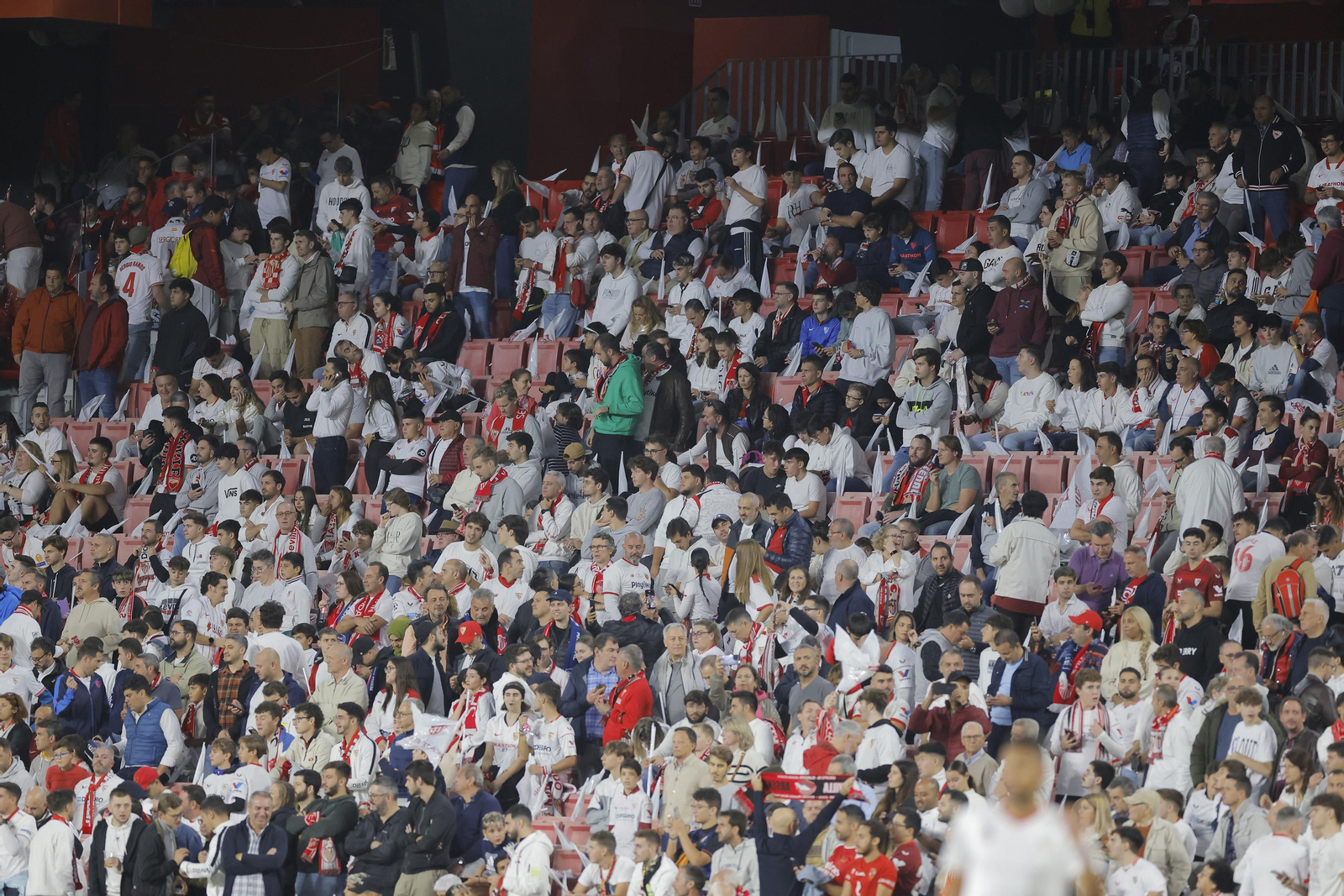 Búscate en las fotos del Sevilla-Arsenal