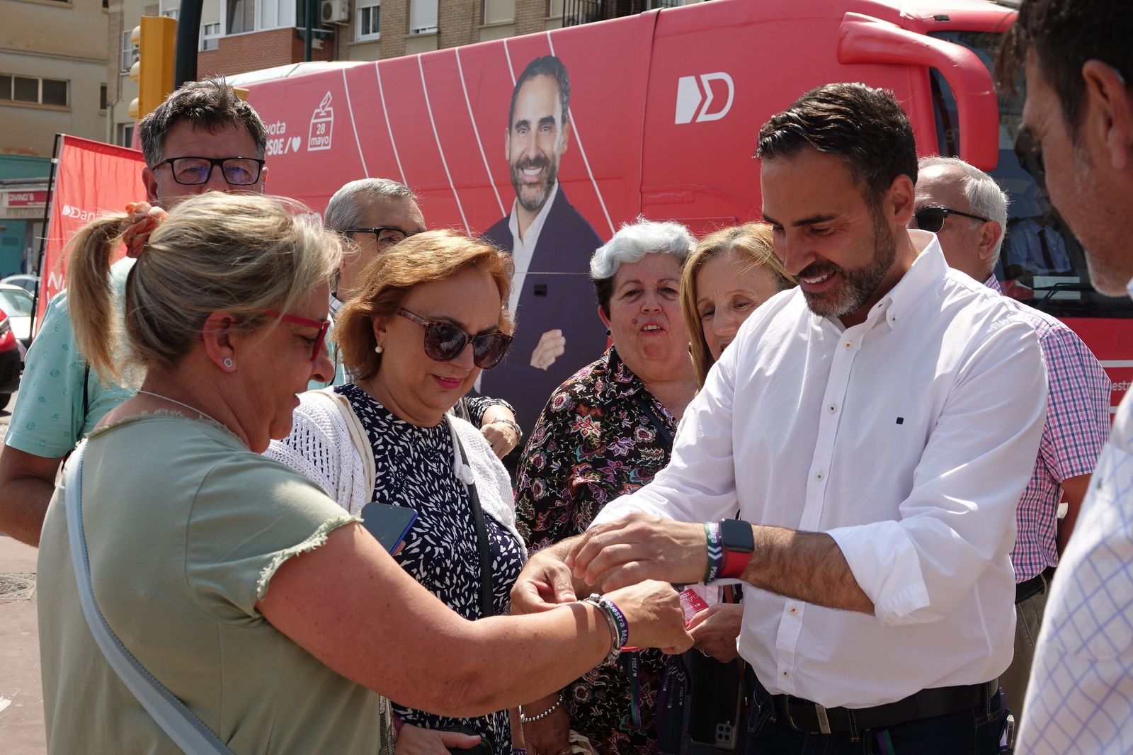 Daniel Pérez en un acto de campaña con vecinos de la ciudad de Málaga.