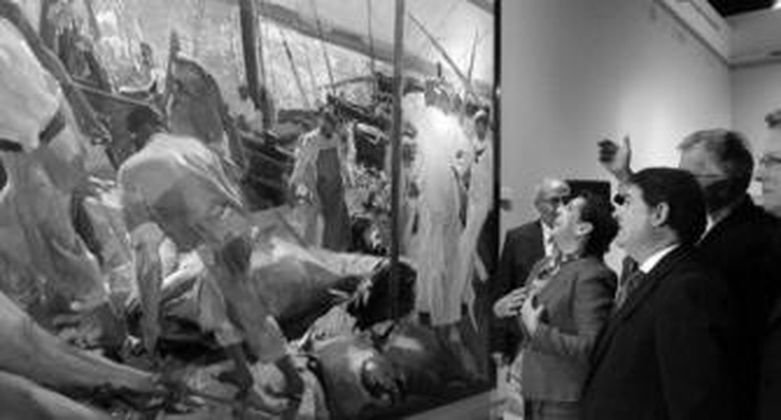 Rosa Torres, Olivas y Mitchel Codding ante el lienzo que Sorolla dedicó a la pesca en Ayamonte.