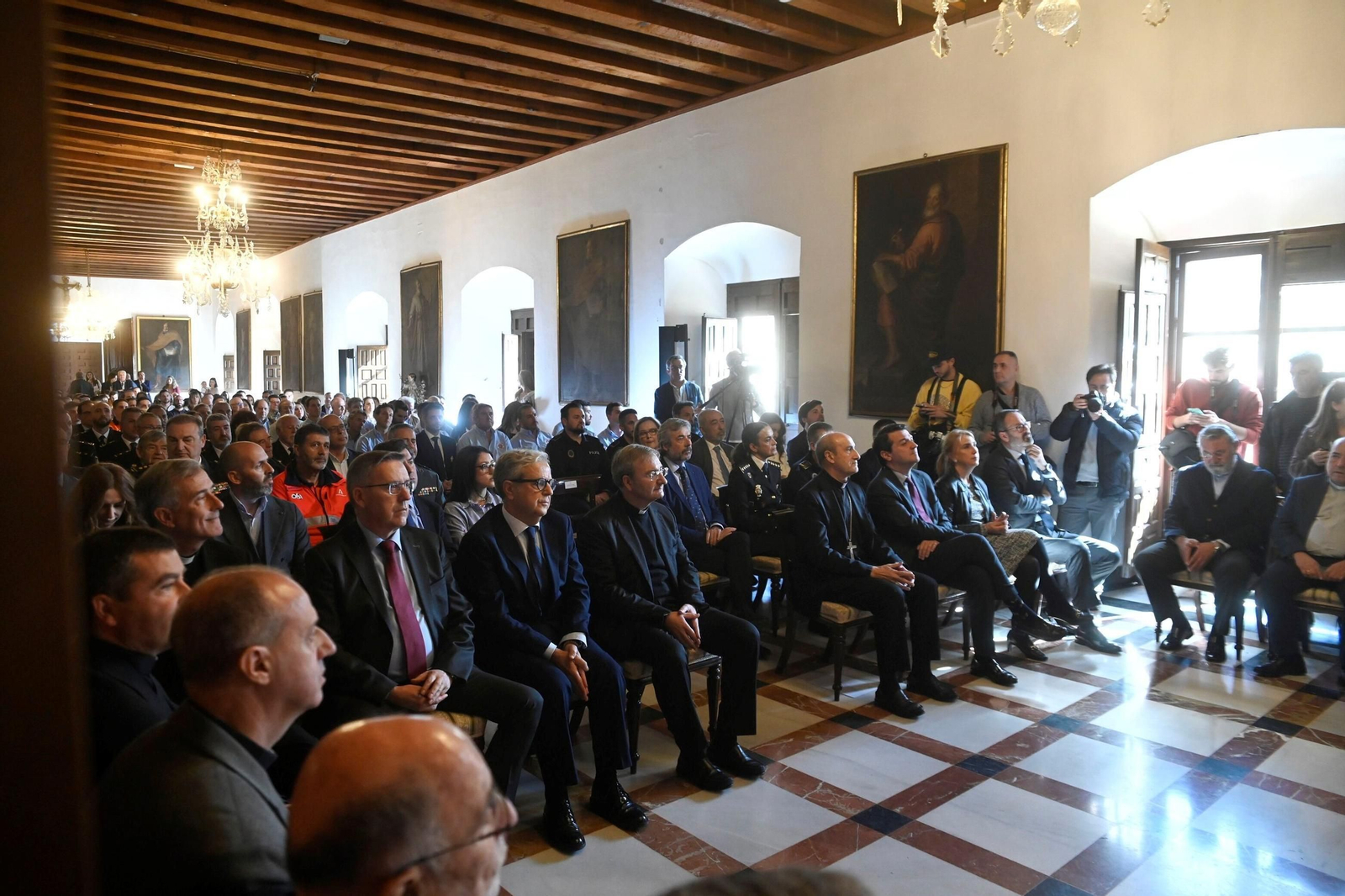 El reconocimiento a quienes lucharon contra el incendio de la Mezquita de Córdoba, en imágenes