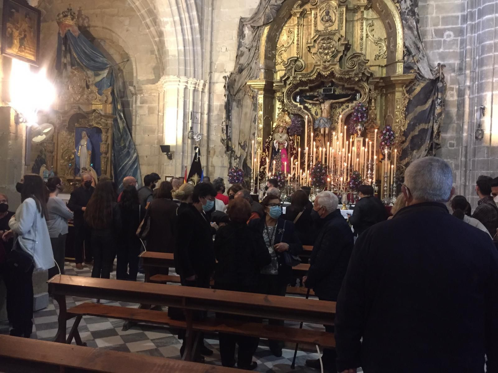Numerosos cofrades congregados ante el altar. Numerosos cofrades congregados ante el altar.