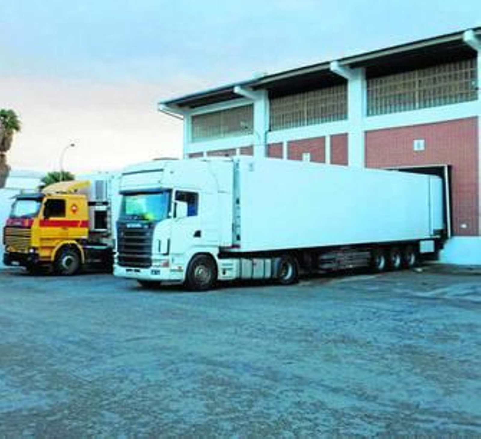Un camión cargando mercancía en Agro Merchants.