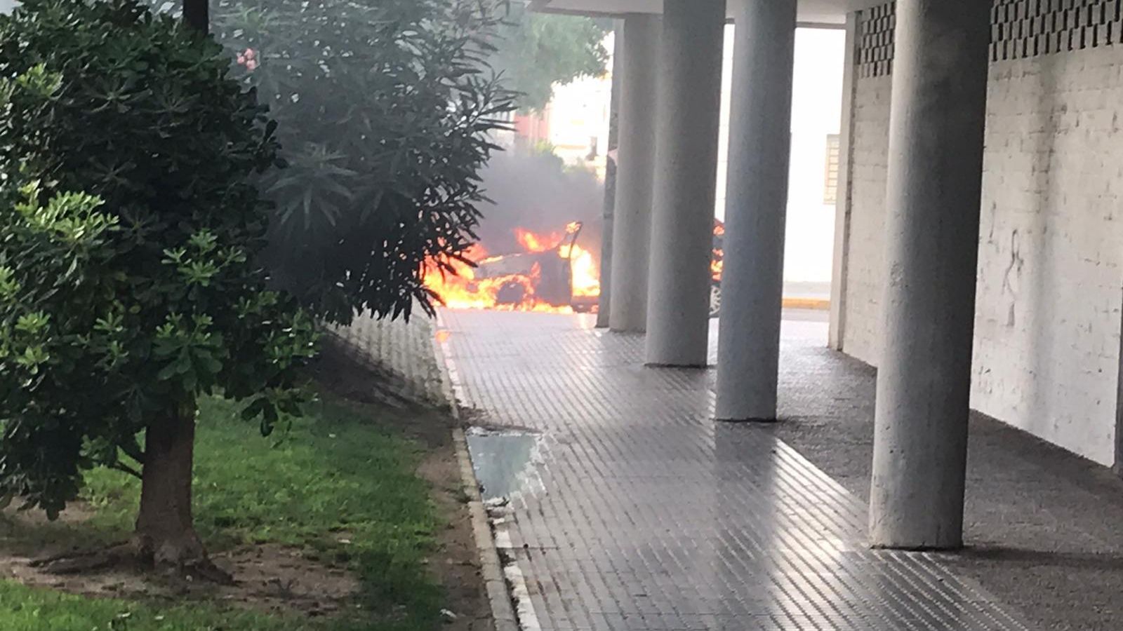 El coche envuelto en llamas, que sofocaron los bomberos.