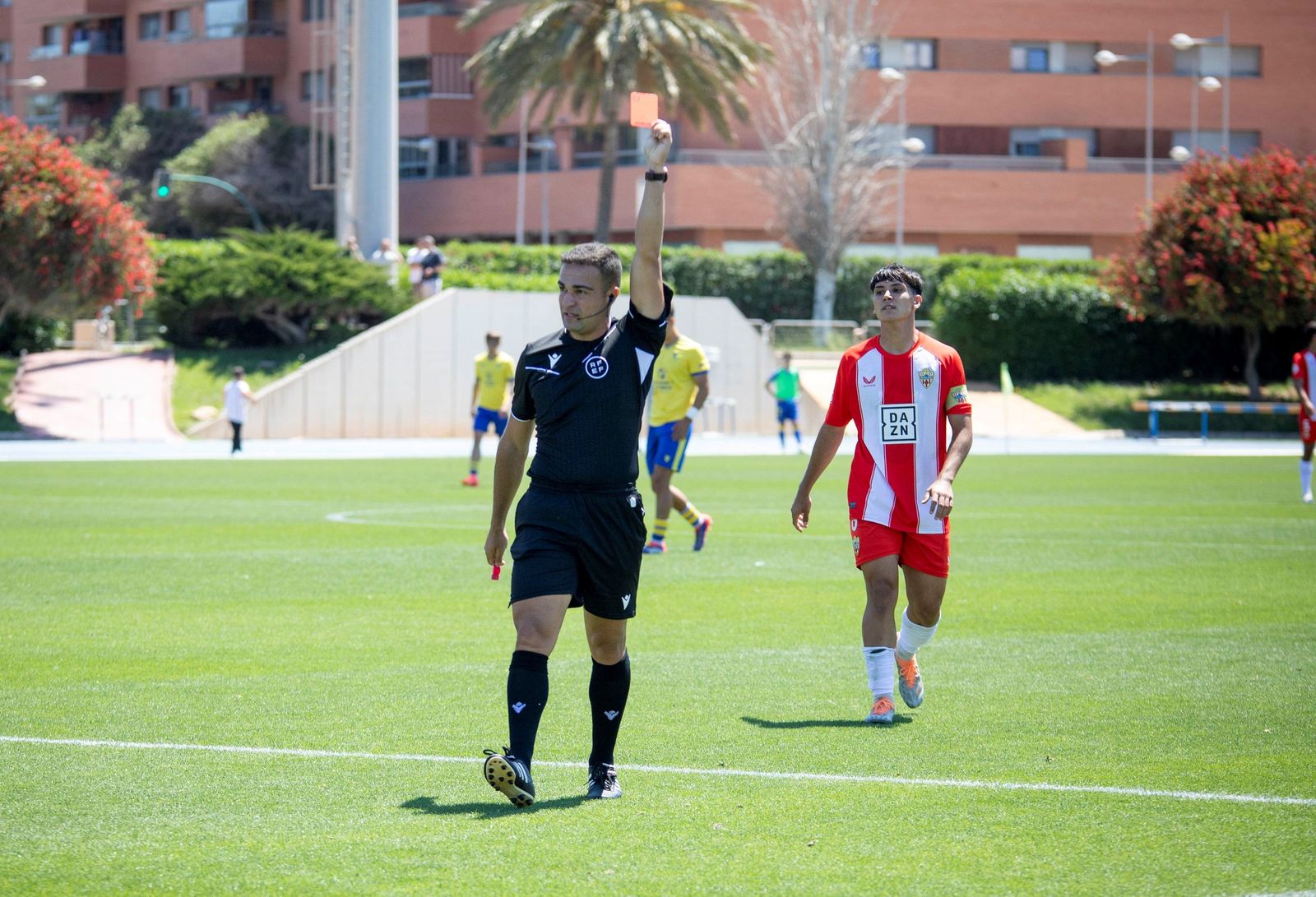 Johan González muestra una tarjeta roja en un partido de la pasada temporada.