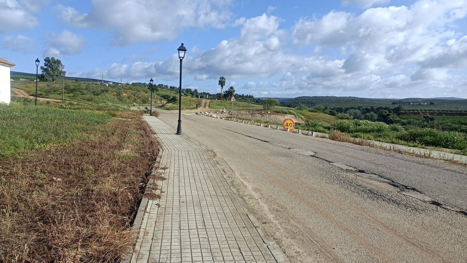 La carretera que va al embalse tiene una acera y un carril bici en los flancos.