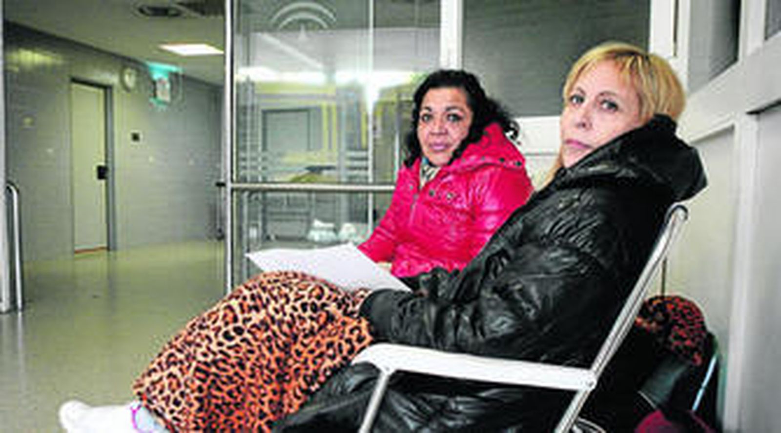 Las auxiliares de enfermería Rosario Rosales y Antonia Inmaculada Domínguez, ayer en el Virgen del Rocío.