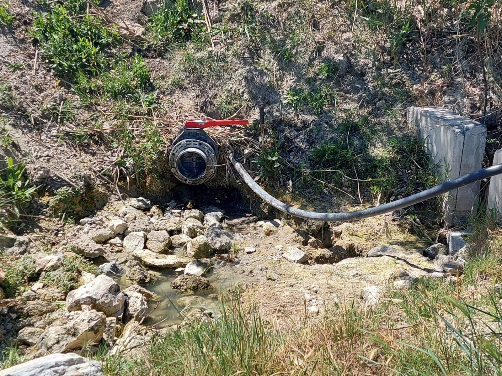 Imagen de la extracción ilegal de agua de un pozo en la Sierra de Baza